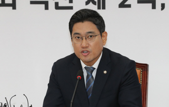 오신환 바른미래당 원내대표가 1일 서울 여의도 국회에서 기자간담회를 하고 있다. 연합뉴스